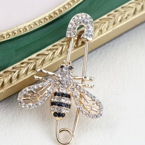 🌺 🌺 🌺Vintage Honeybee Brooch with Sparkling Accents - Picture 1 of 4